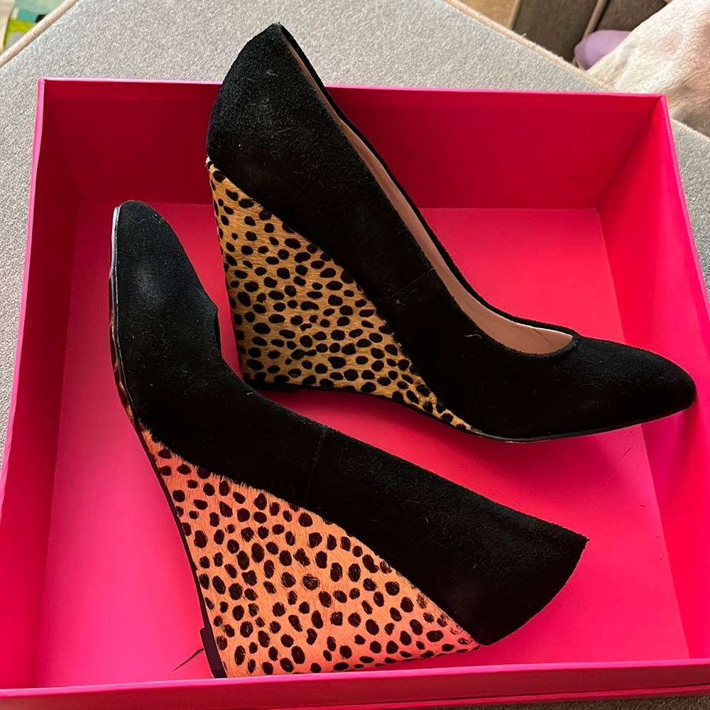 Betsy Johnson rese leopard wedge